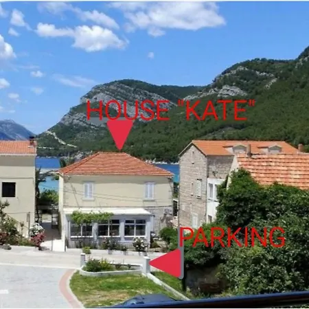 Old House Kate Cakelic *